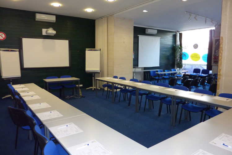 Une salle de formation bien équipée