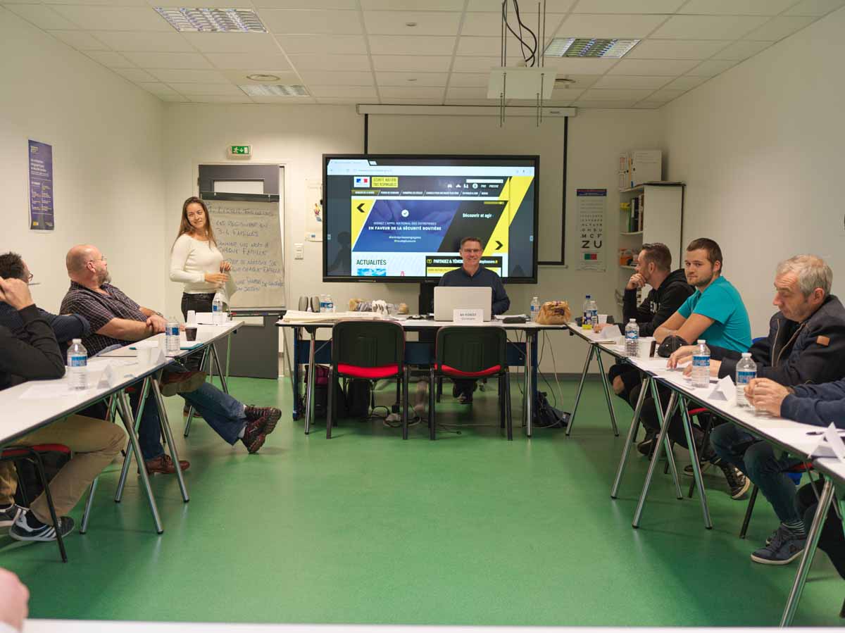 La salle, les stagiaires et les intervenants.